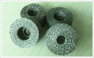 絲網(wǎng)沖壓墊用高強(qiáng)度不銹鋼絲，機(jī)械沖壓成型，具有較高強(qiáng)度及整體鋼性，透氣性佳，具有優(yōu)良的過(guò)濾精度、過(guò)濾阻抗、機(jī)械強(qiáng)度、耐磨性、耐熱性、耐寒性，對(duì)抗壓強(qiáng)度要求及過(guò)濾精度要求均一的過(guò)濾尤為理想，清洗容易、裝